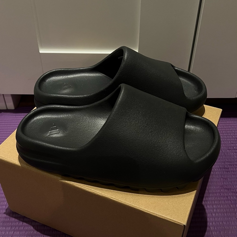 Authentic Yeezy onyx slides size 7, brand new never worn comes with original box